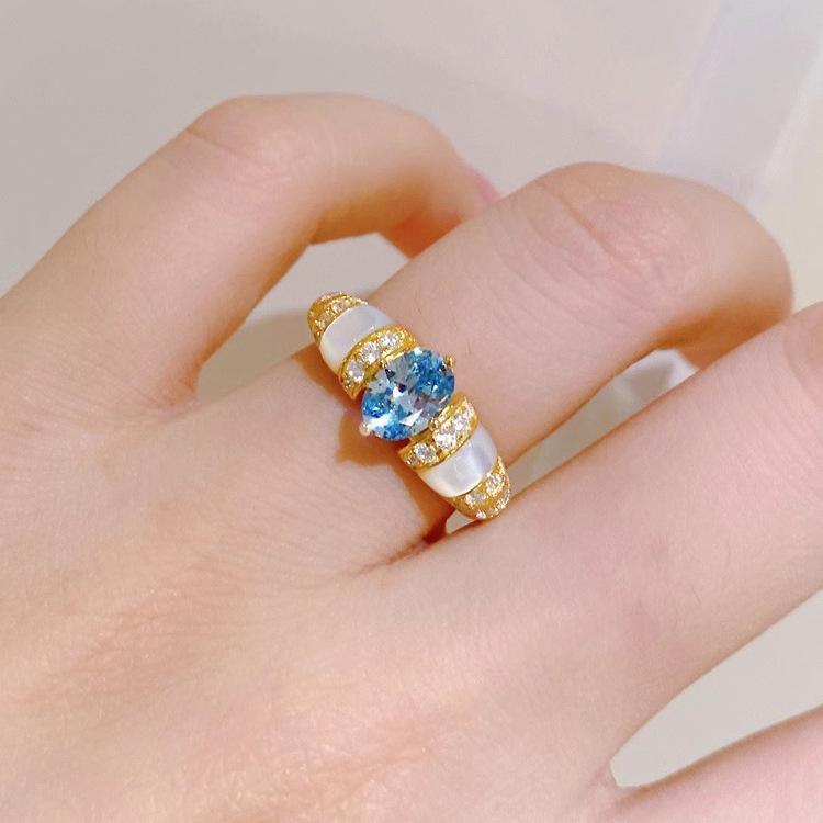 Vintage Aquamarinring Damen Nischen-Design Hohes Gefühl Weiß Rosa Fritillary Süßes Vintage Roter Korundring