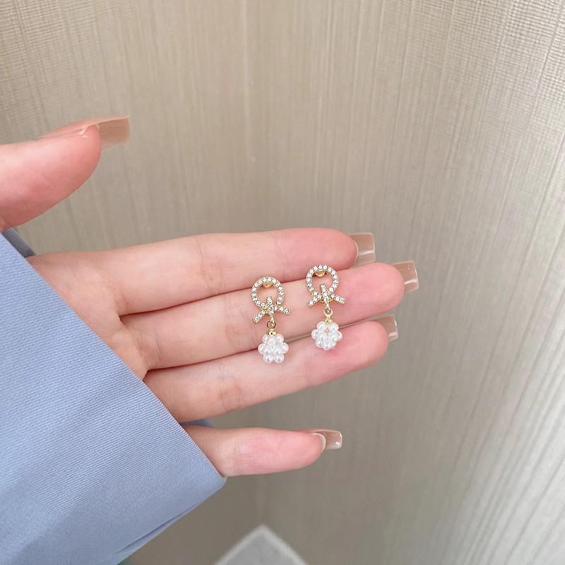Elegant French Pearl Ear Clips: Non-Piercing, Versatile, Luxurious Design for Women