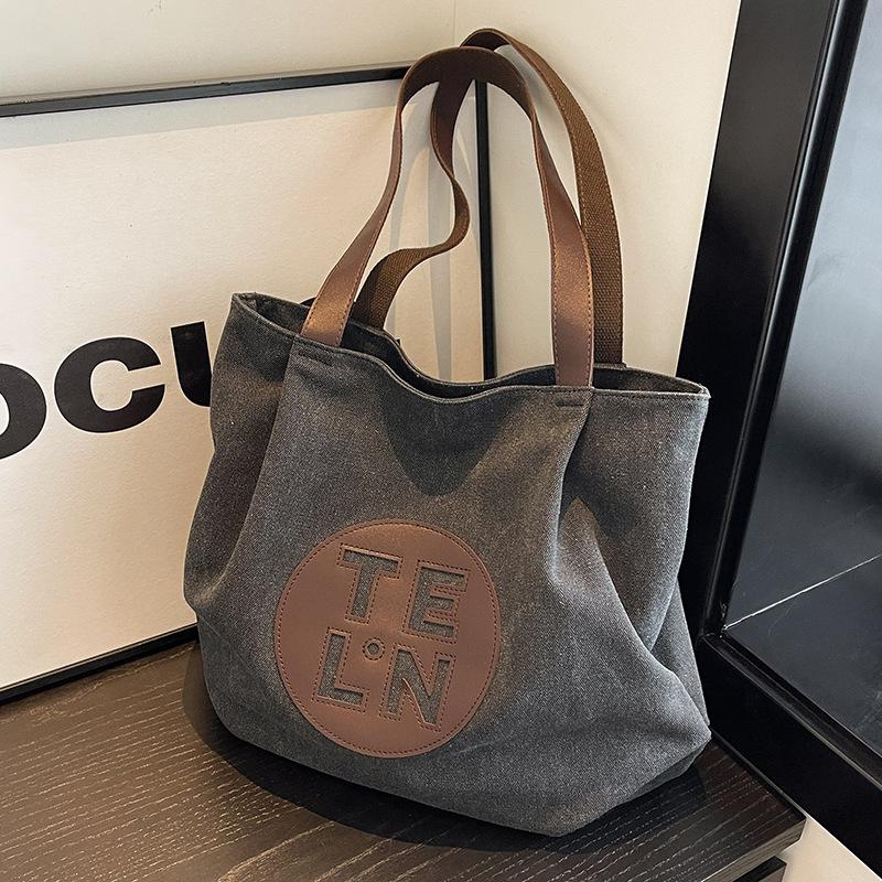 

Женская сумка-тоут через плечо большой вместимости Осень/Зима 2023