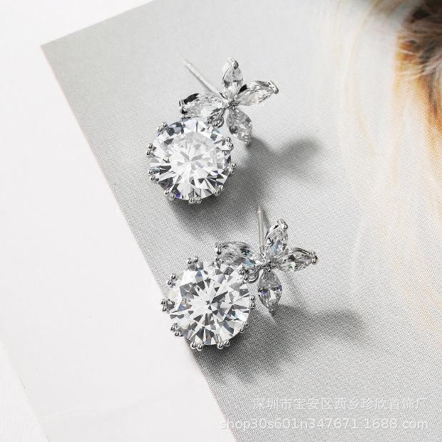 

Korean Sterling Silver Ear Studs with Sparkling Zircon - Simple, Versatile, and Stylish Ear Jewelry