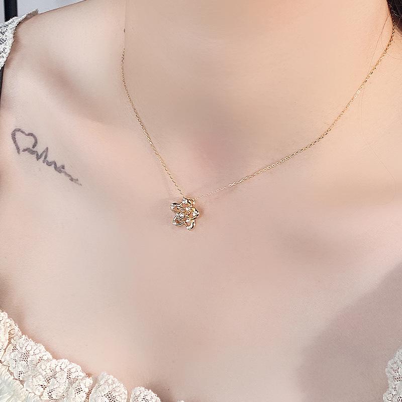 Zirkonia-Halskette mit ausgehöhlten Blumen und leichtem und luxuriösem Temperament, kleine Schlüsselbeinkette mit Blumen, süßer neuer Stil im Waldstil