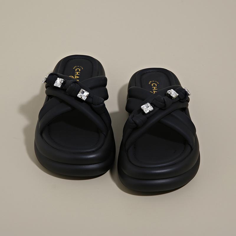 thick-soled rhinestone cool slippers for women's summer wear 2025 new height-increasing small muffin sandals with skirts, beach shoes