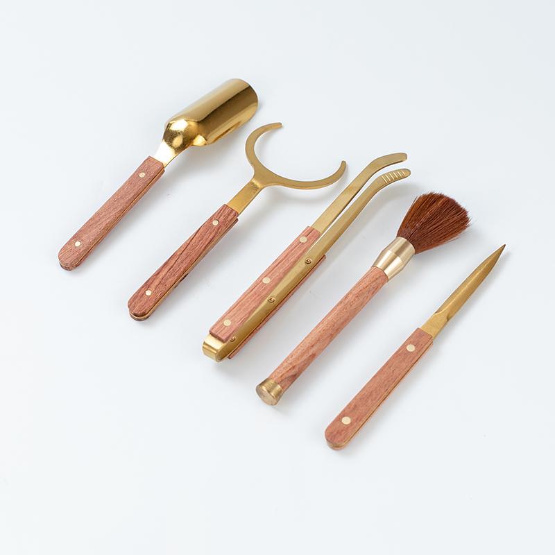 

Набор для чая из чистой меди и высококачественного черного сандалового дерева, 6 предметов, набор аксессуаров с ножом-пуэром, щипцами, кисточкой, ложкой для китайской чайной церемонии