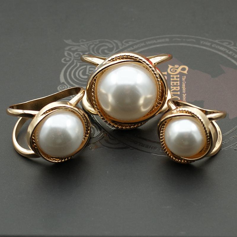 "Elegant Korean Fashion Pearl Silk Scarf Buckle - High-end Jewelry Decoration for Shawls and Coats"