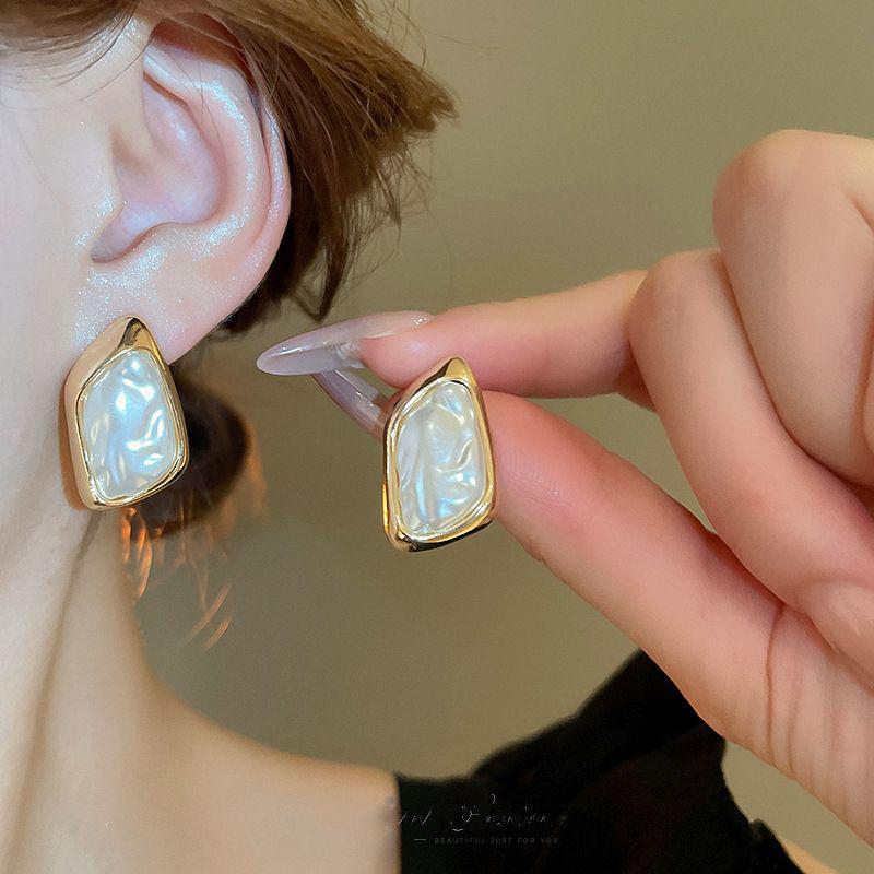 Vintage French Retro Teardrop Pearl Earrings: Court Style Silver Needle Dangles