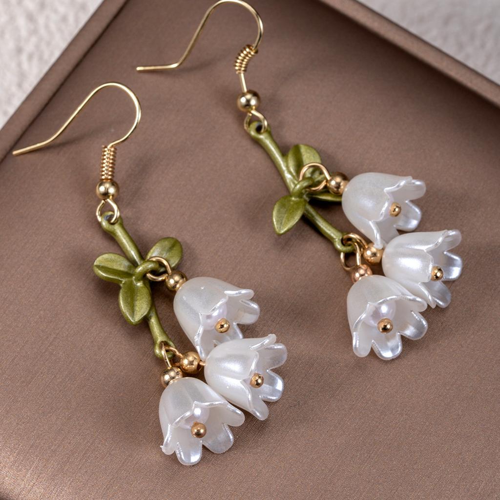 New Sweet Temperament Small Fresh Bamboo White Lily Of The Valley Flower Earrings Elegant And Gentle Asymmetric Earrings