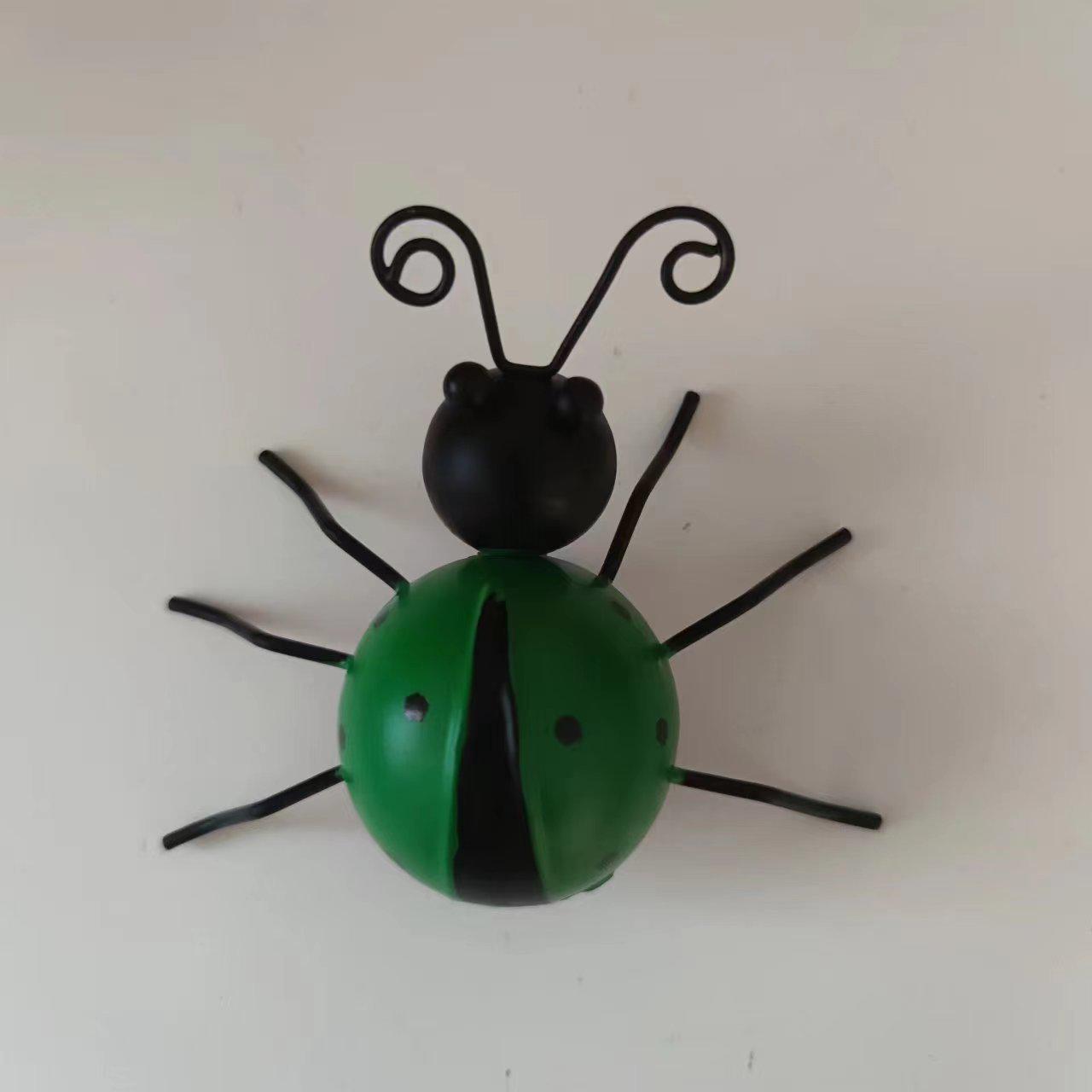 

Creative Wrought Iron Ladybug Ornament for Home, Outdoor Courtyard, Garden, or Wall Decor. зелёный