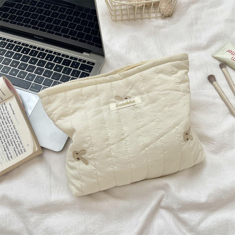 Sac de Rangement Matelassé Lapin Brodé Doux et Mignon - Grande Capacité Sac à Maquillage et Papeterie Étudiante
