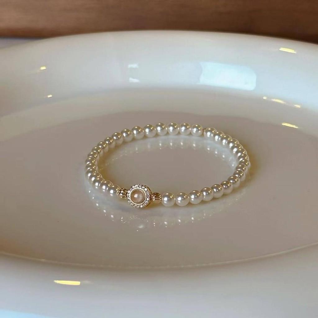 Elegant French Pearl Bracelet: Women's High-End, Light Luxury, Stylish Niche Design with a Sweet, Versatile Appeal.
