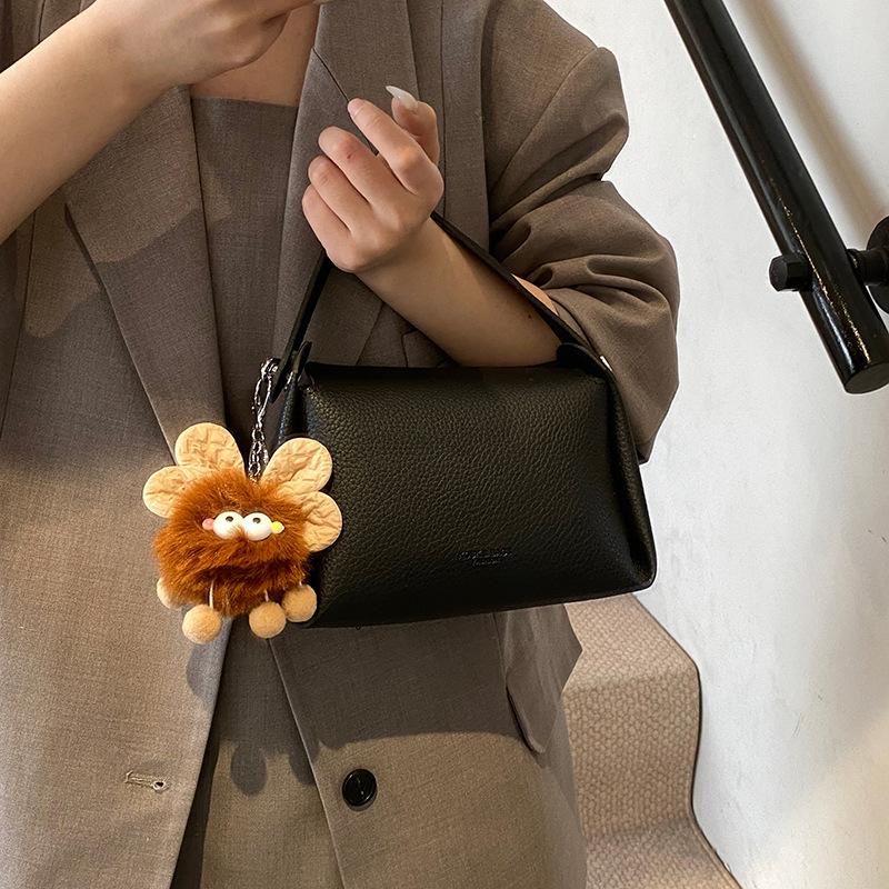 Super fire small bag women's spring and summer versatile 2025 new simple messenger bag women's popular small square bag this year