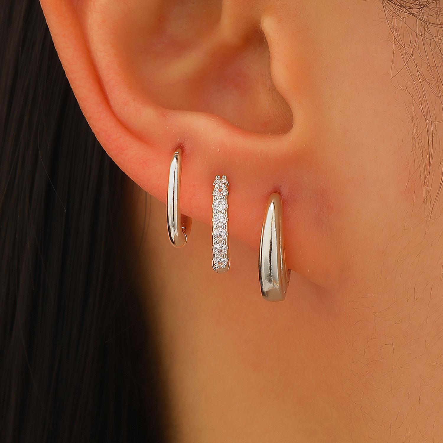 

Trendy European & American Smooth Round Hoop Earrings - Simple & Fashionable Ear Studs for Women