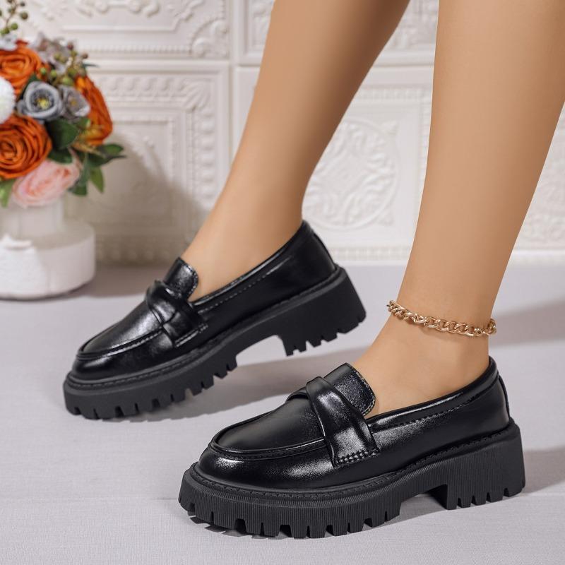 

Пара кожаной обуви большого размера и модные лоферы на толстой подошве для женщин 42 чёрный