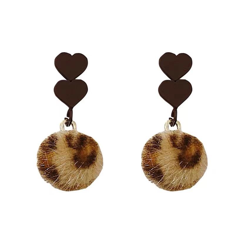 

Корейские серьги-пусеты в виде матовых шариков с леопардовым сердцем из плюша для женщин - Коллекция Осень/Зима S925 Silver Needle