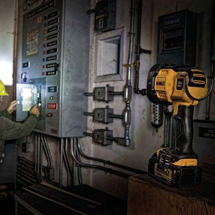 LED svítilna XR 18V - DEWALT - DCL043-XJ - Ergonomická rukojeť - Závěsný hák