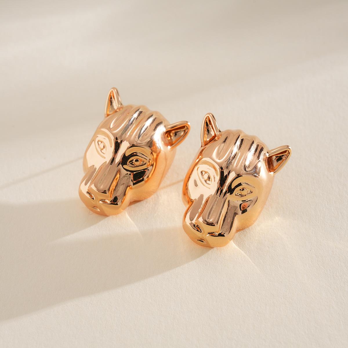 

DIGADAGU Alloy Leopard Head Animal Stud Earrings New Simple Retro Earrings Women Party Zircon Accessories золотистий