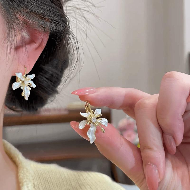 Spring and summer flower ear buckle new popular fashion temperament niche simple earrings design sense versatile earrings women