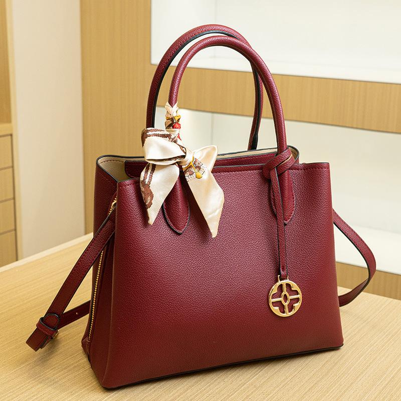 

Elegant and stylish tote bag for women, 2024 summer new fashion versatile mom handbag, shoulder and crossbody bag красный