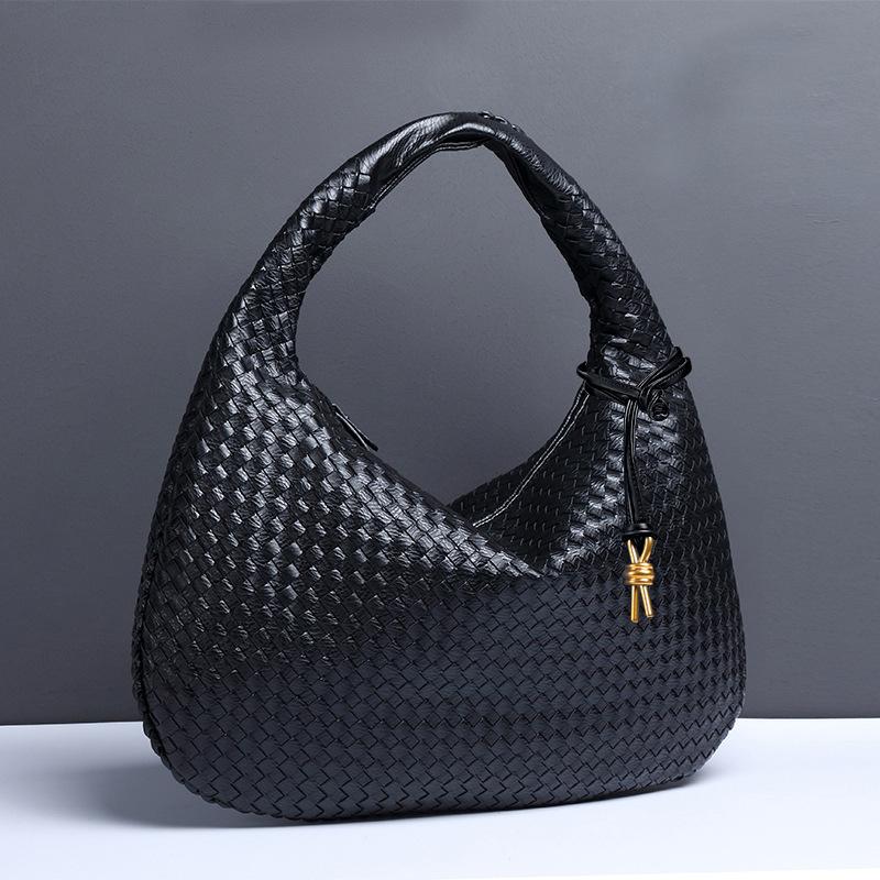 

French High-End Woven Bag, One-Shoulder Underarm Bag, Portable Tote Bag, Versatile Fashion Dumpling Bag, Crescent Bag. 47cm*2cm*32cm*