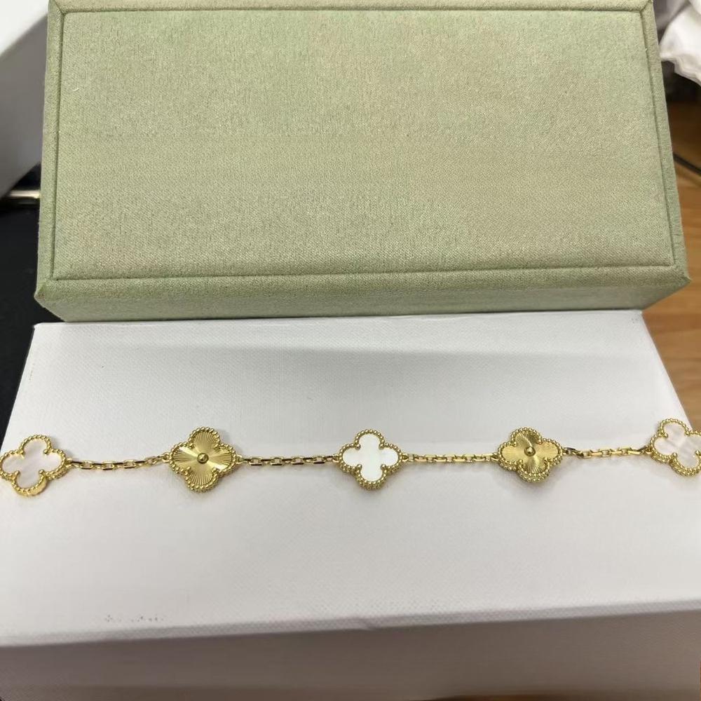 Vierblättriges Klee- und Fünfblüten-Armband mit rotem Achaten - Ein Geschenk für deine Freundin