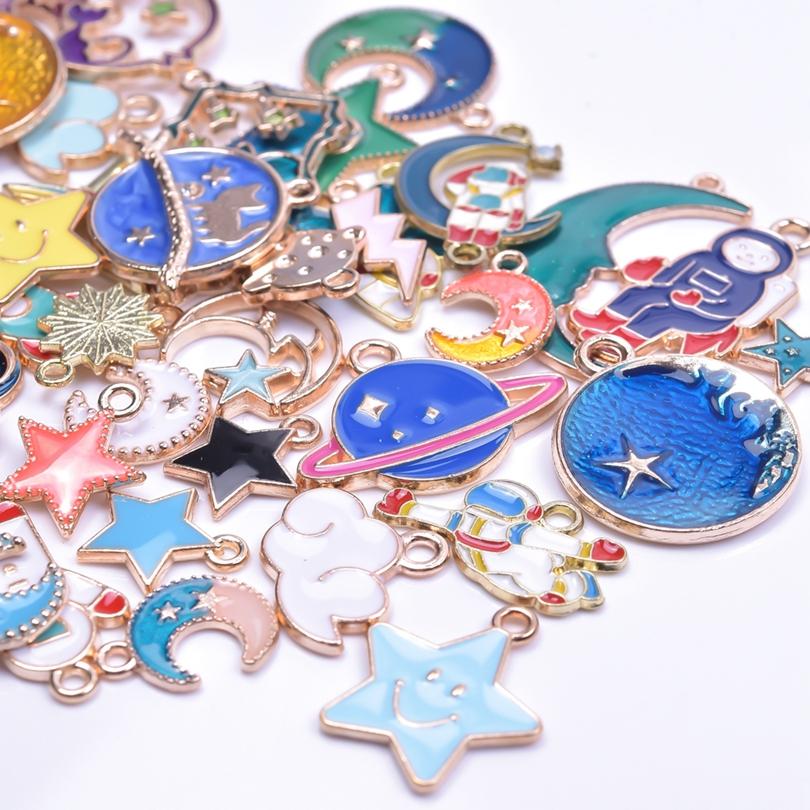 30 stuks/partij Willekeurig Gemengde Emaille Bedels Voor Sieraden Maken Benodigdheden Zon Maan Ster Fruit Dier Bedel Hanger Materialen DIY Oorbellen