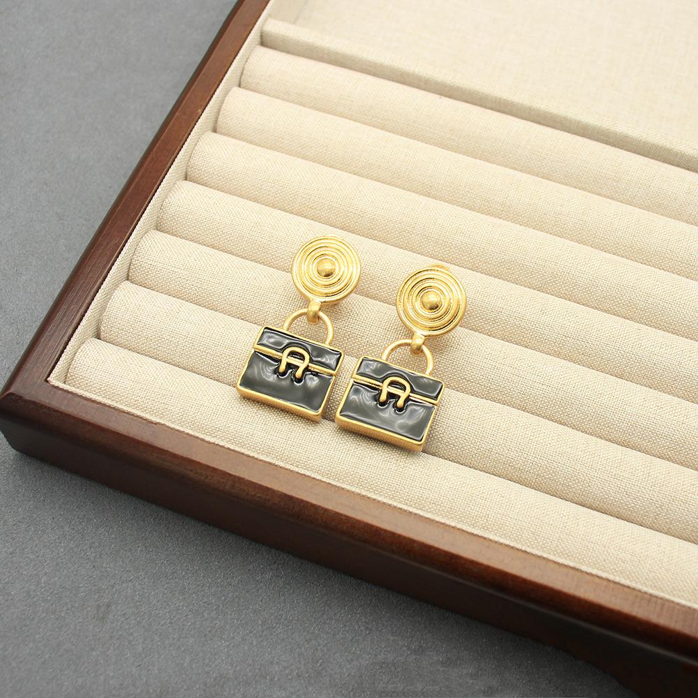 Design Leichter Luxus Premium Gefühl Tasche Ohrringe Nadel Klein Duftender Wind Vergoldet Ohrstecker Mittelalterlich Schlichtes Gold