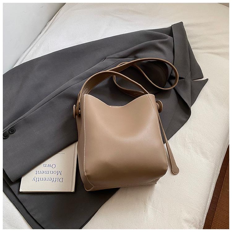 

Модная нишевая сумка-ведро для ручной носки, женская сумка 2025, новая простая ретро сумка-тоут, большая вместимость, повседневная сумка-мессенджер хаки