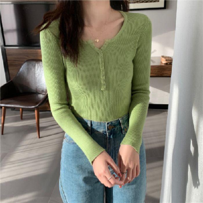A Long-sleeved, Button-down V-neck Knitted Base Layer with A Stylish, Slimming Top