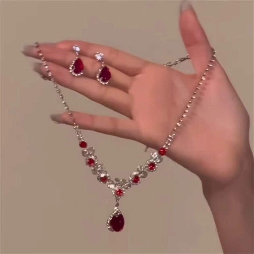 [Rich Girl's Daughter] Red Water Drop Flash Diamond Necklace Women's New Fashion Elegant Extravagant Suit Clavicle Chain Accessories