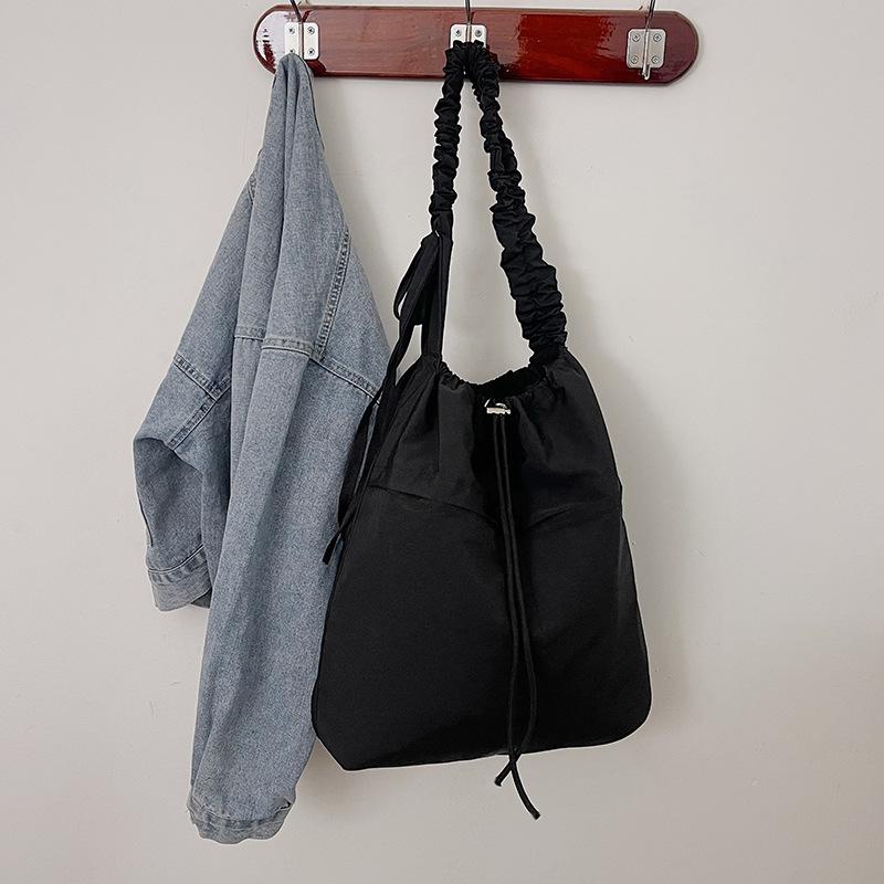 Модная женская сумка на плечо с кулиской 2025 новая нейлоновая сумка-мессенджер корейская версия нишевая повседневная художественная холщовая сумка-ведро