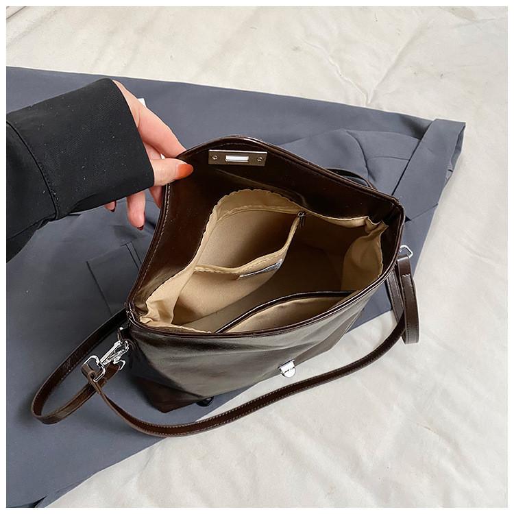 IELGY High-End Retro Bag Women's Winter Shoulder Armpit Bag Casual All-Match Commuter Messenger Bag