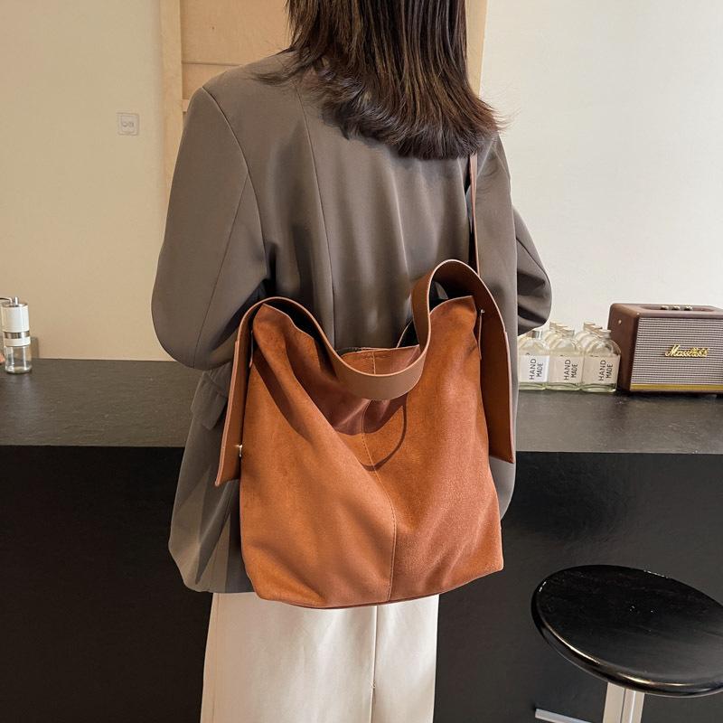 Autumn and Winter Fashion Bags Women's New Trendy and Popular Solid Color Shoulder Bags Casual Large-capacity Commuter Tote Bags