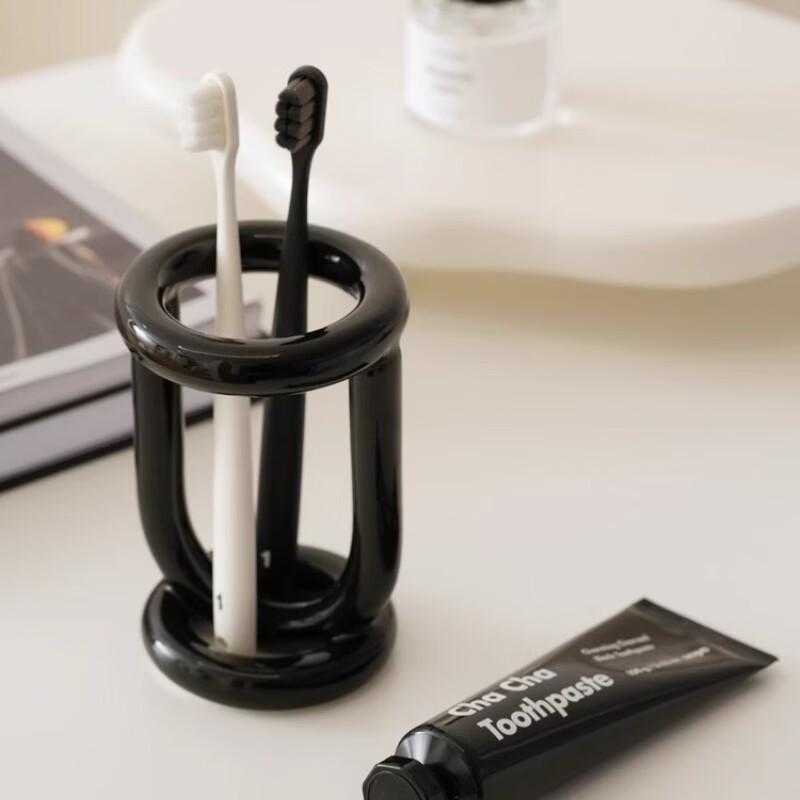 Wandmontierter Keramik-Zahnbürstenhalter