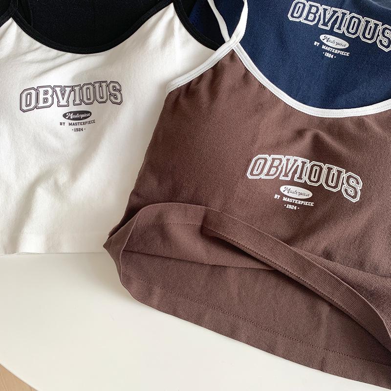 Americké pouliční colorblock tílko se závodními zády s vycpávkami na hrudi a potiskem písmen.