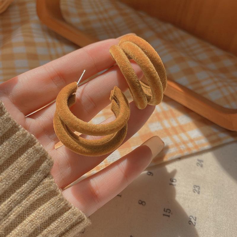 Silver needle autumn and winter hairball earrings women's high-end sense retro temperament earrings Korean niche ear jewelry