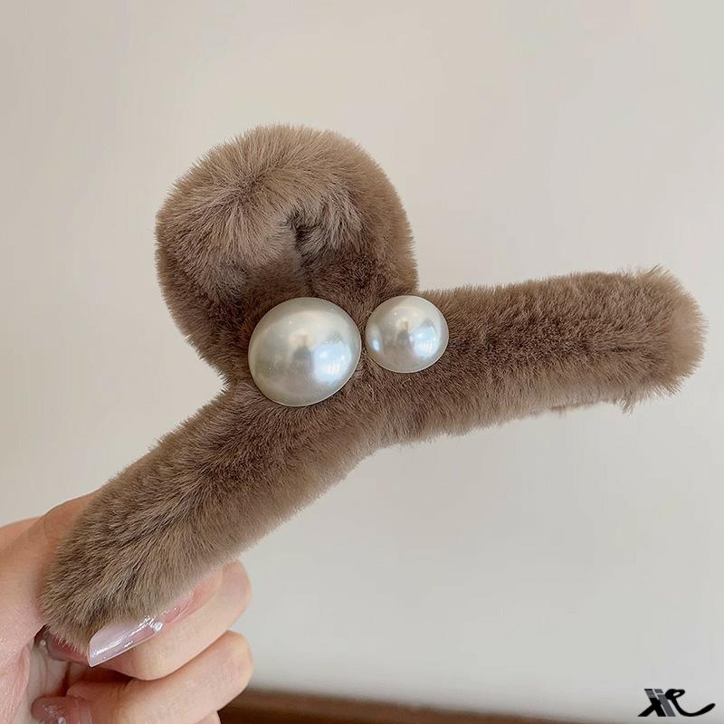 2023 Luxury Pearl Fluffy Claw Clip: Plush Shark Hairpin for Women - Autumn/Winter Collection