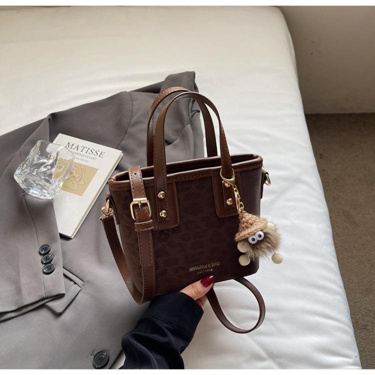 

Нишевый дизайн сумка с леопардовым принтом женская 2025 новая мода ретро портативная сумка-ведро зарубежный стиль сумка через плечо мессенджер тренд темно-коричневого