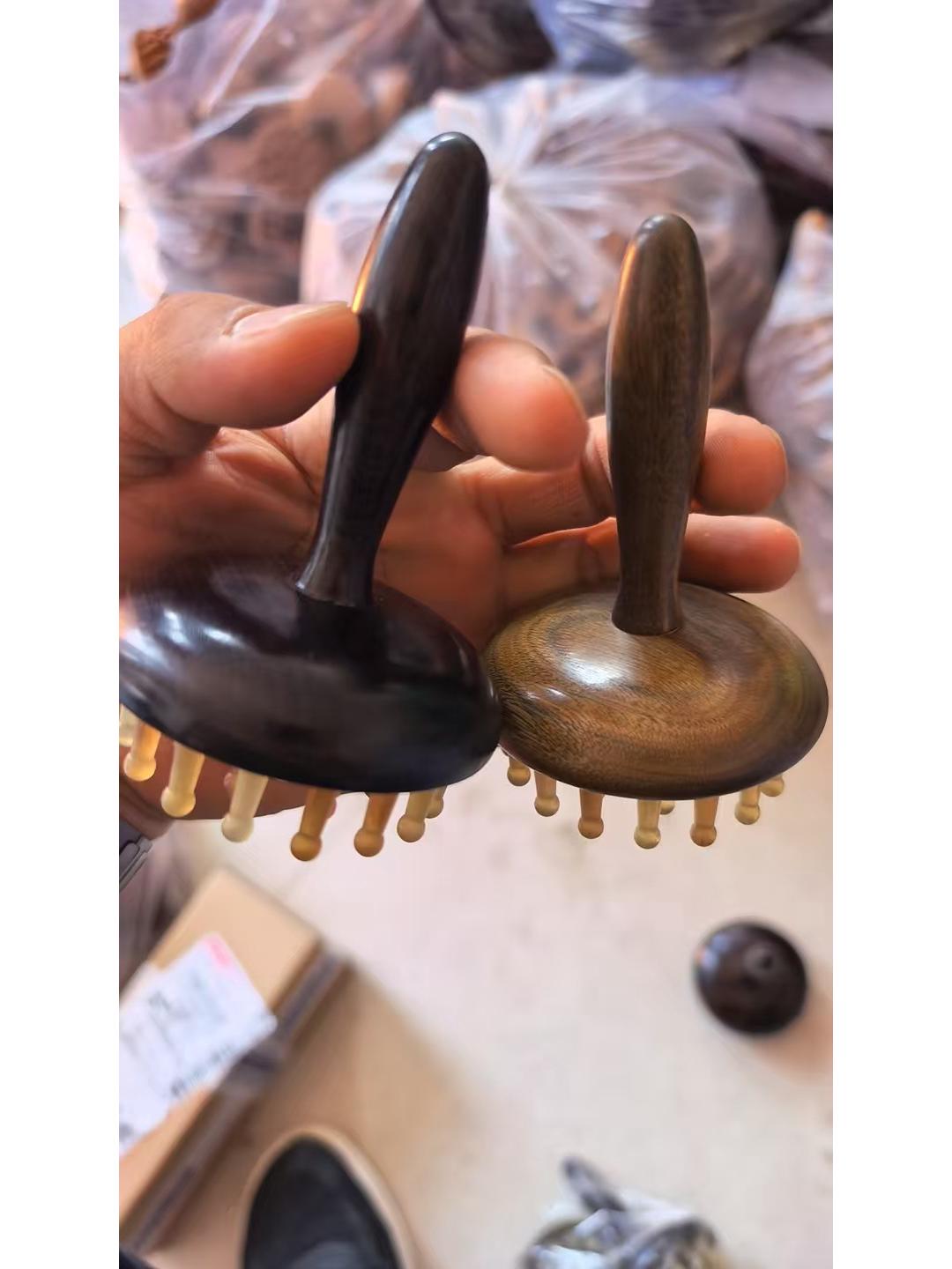 

Гребень для массажа из сандалового дерева и рога быка и меридианная щетка