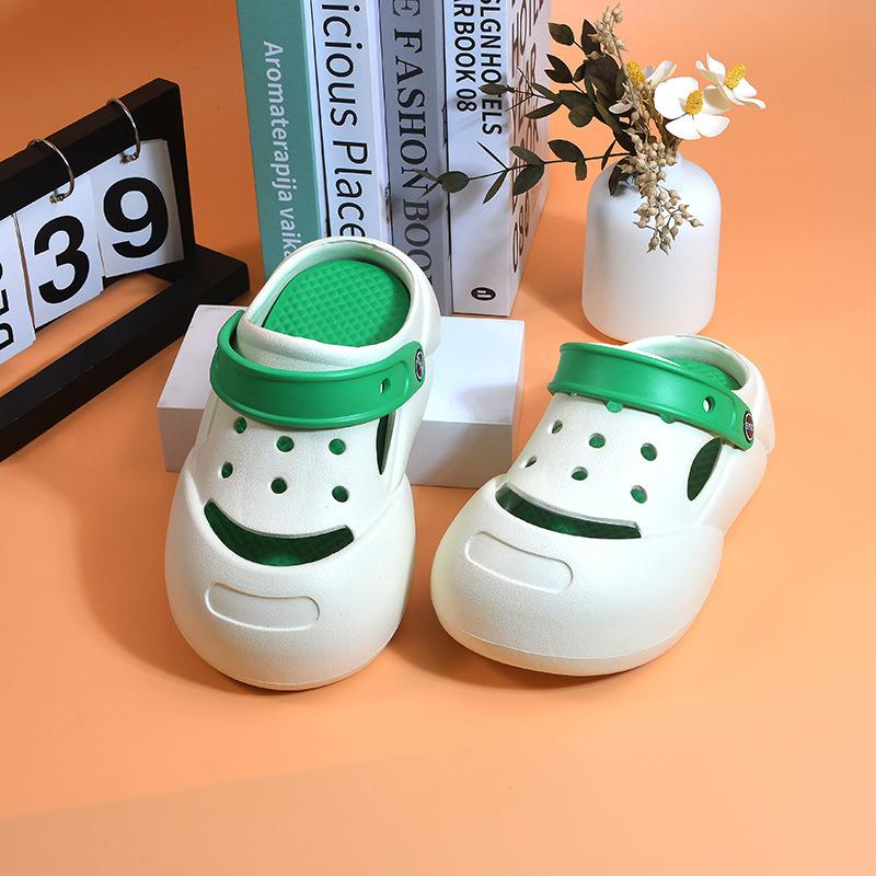 Kinder Lochschuhe Jungen Hausschuhe Sommer Strandschuhe rutschfest Tasche Kopf Jungen mittlere Kinder Baby coole Hausschuhe Oberbekleidung