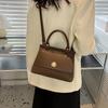 2024 Jednokolorowe PU Modna osobowość Codzienne dojazdy Mała torba Prosta i stylowa torba na ramię Torba na ramię Torba crossbody Metalowa klamra Torba damska