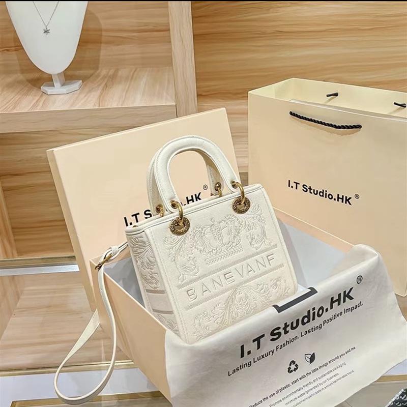 

Princess Barney 2024 Genuine Leather Embroidered Princess Diana Women s Shoulder Messenger Bag грязно-белый