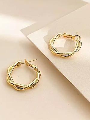 Earrings for Women with a Light Luxury and High-end Feel. Earrings with Exaggerated Loops and Earrings