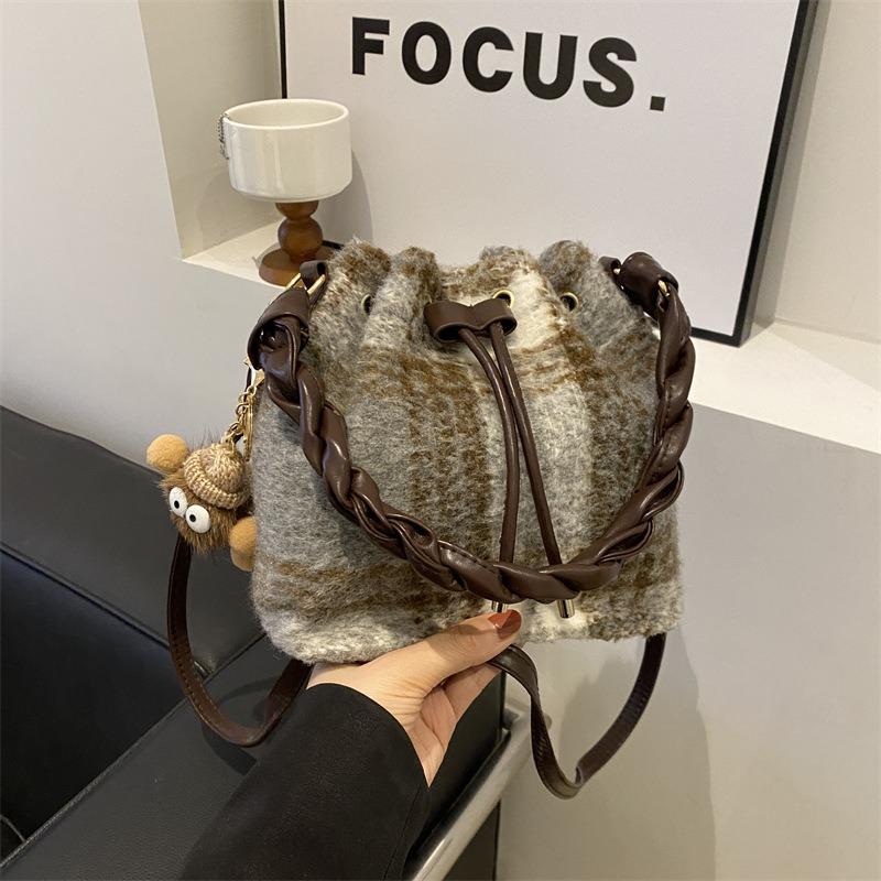 Today's fashion and large-capacity retro plaid strap bag women's new messenger bag bucket bag