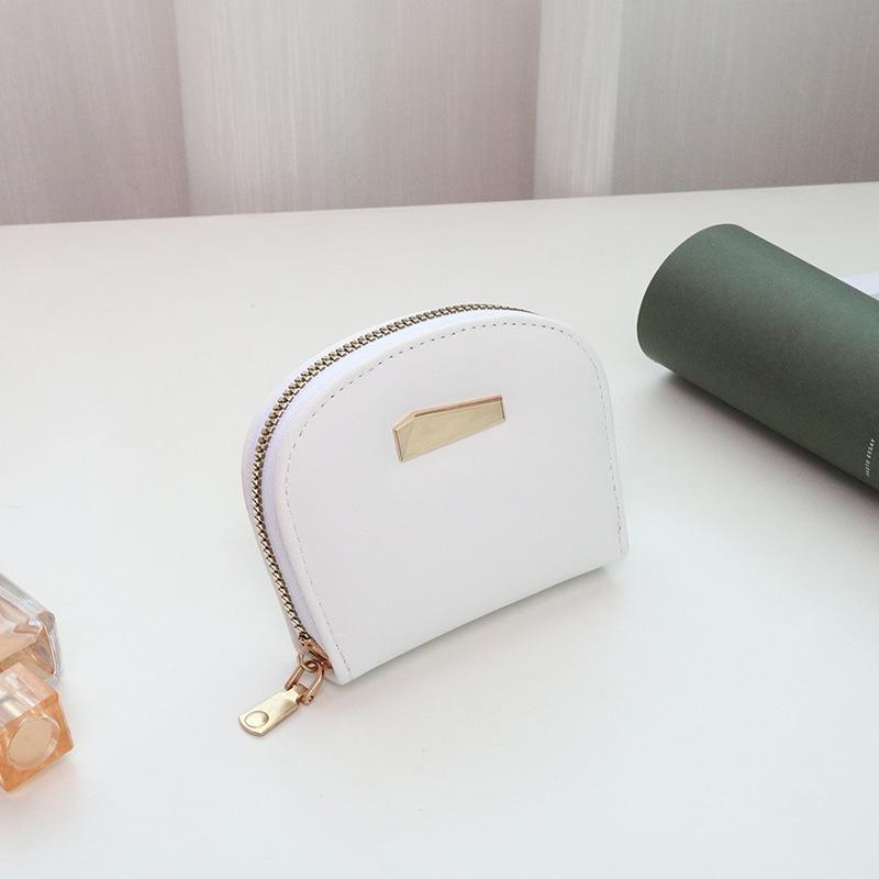 The new card bag is a simple clutch bag, a shell-shaped small change bag, and a women's mini storage card bag.