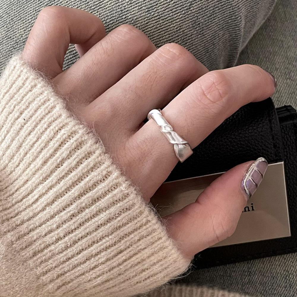 Xiaohongshu 925 Sterling Silver Exaggerated Plain Ring for Women – Simple, Luxurious, High-End Design.