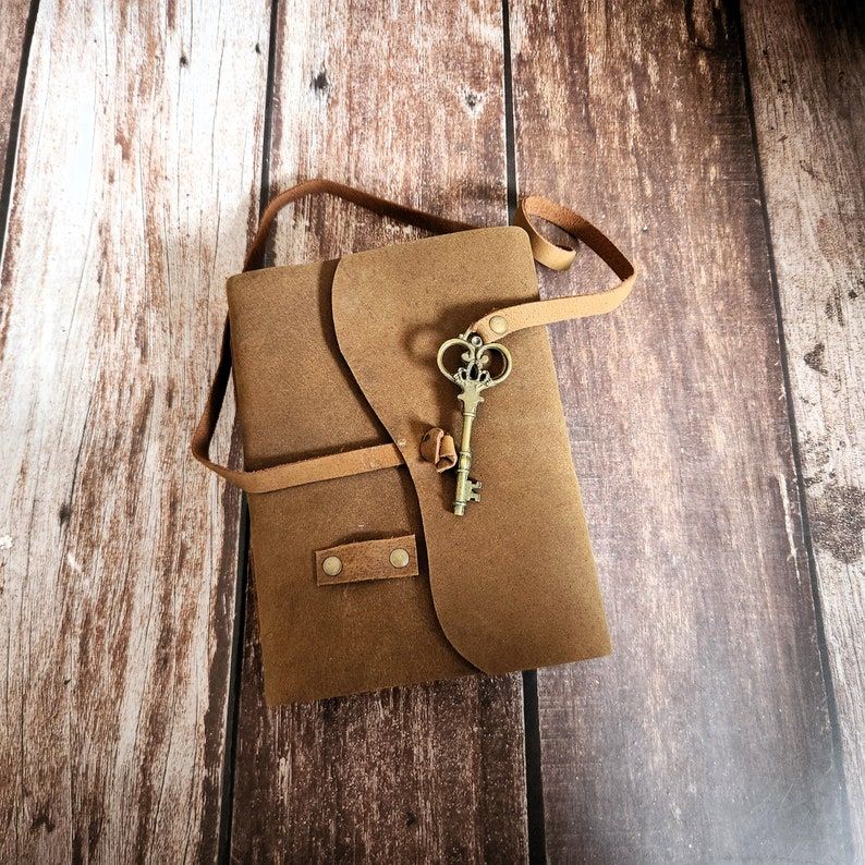 Brązowy dziennik, Dziennik skórzany, Dziennik snów ze skórzanym sznurowaniem i kluczem, Dziennik do pisania, Prezent ślubny, Notatnik, szkicownik, Prezent personalizowany.