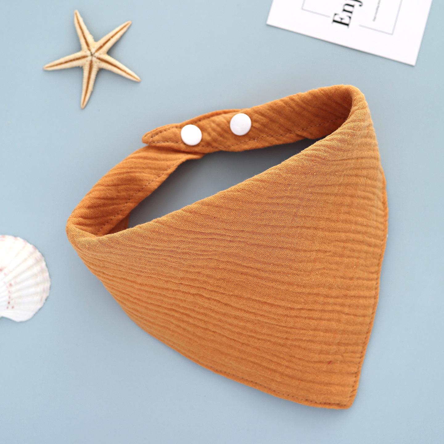 

Однотонный четырехслойный марлевый детский слюнявчик-треугольник на кнопке