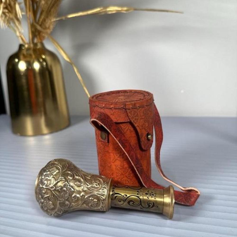 

Старинная латунная морская подзорная труба - 15,24 см с гравированным пиратским дизайном в коричневом кожаном футляре как