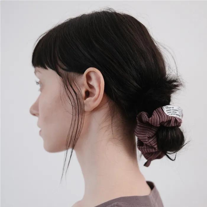 Page Keyring Pin-Tuck Scrunchie (burgundy)