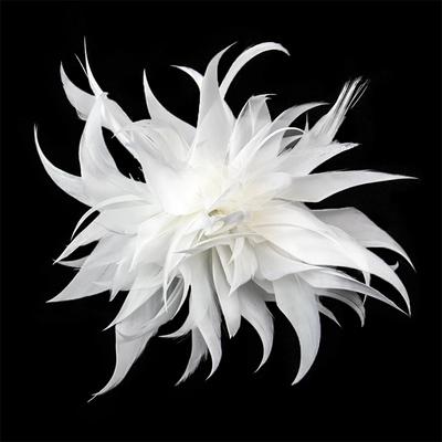 Broche de Plumas de Tela de Moda Flor de Tela Corsage Exquisito Pin de Solapa de Moda para Mujeres Accesorios Joyería para Fiesta de Bodas