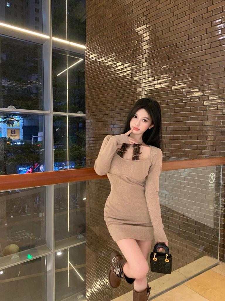 Schickes Strickkleid mit Spitze, Neckholder, Slim Fit, hüftumspielendem Rock und langen Ärmeln